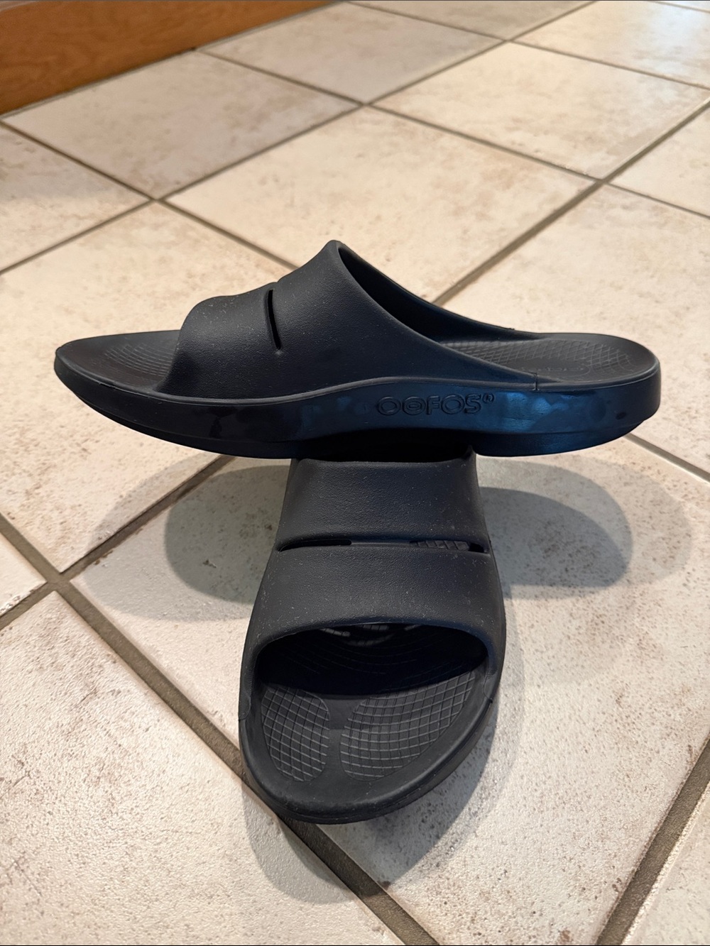 OOFOS Men’s Black Slide Recovery Sandal